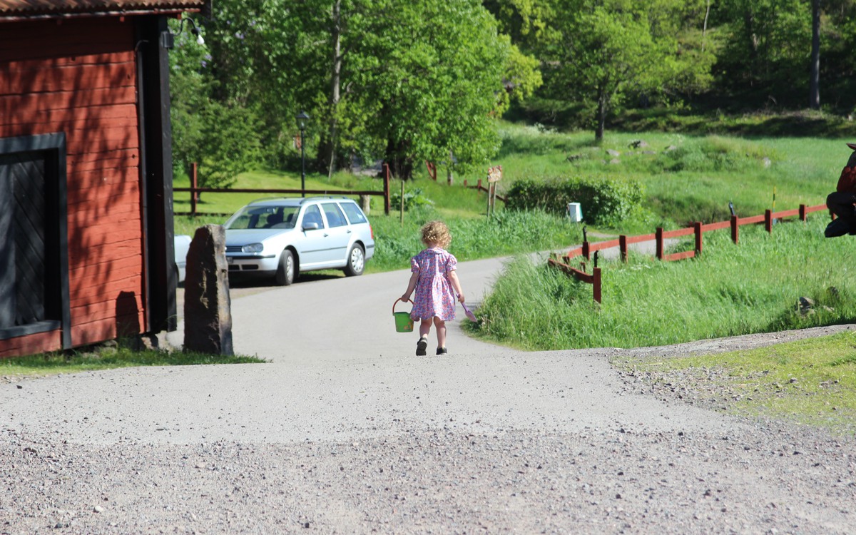 Ett barn på Fallebo gård.