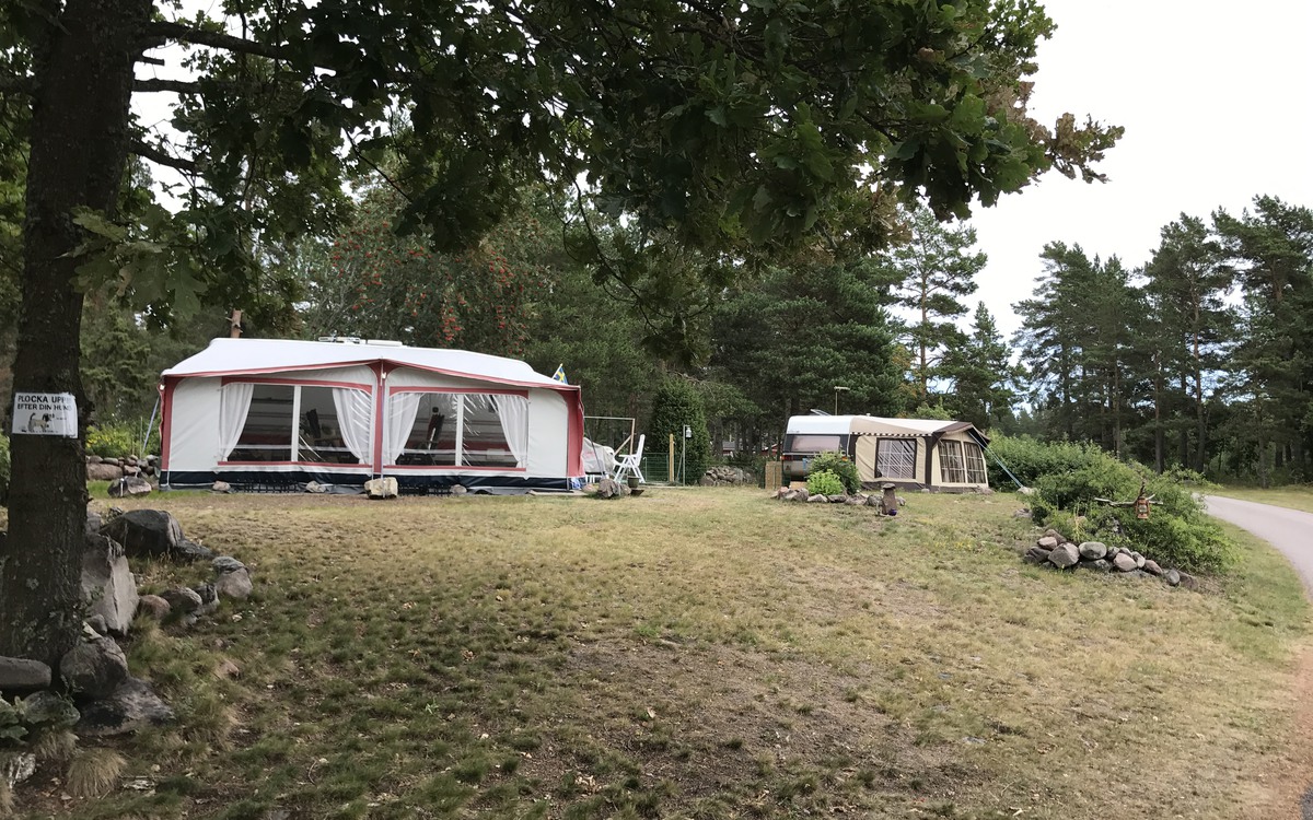 Husvagnar på Nötö Camping utanför Påskallavik
