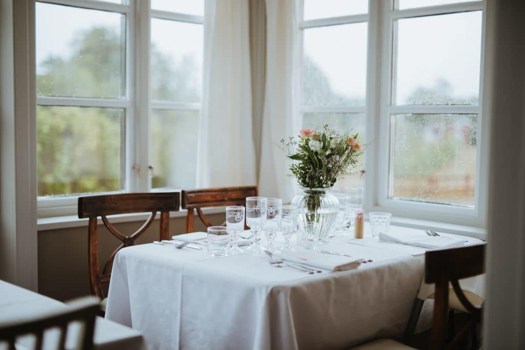 Dukat bord med fönsterutsikt på Gässhult Säteri.