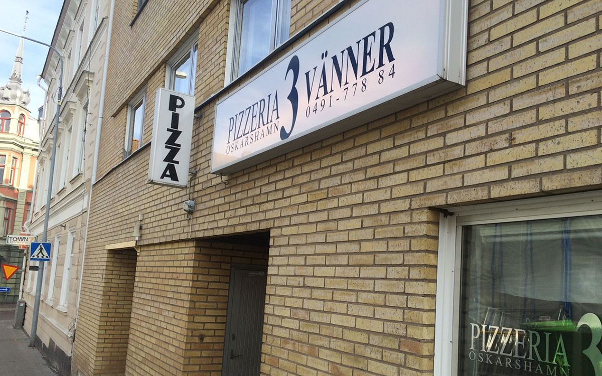 Utanför Pizzeria Tre Vänner i Oskarshamn.