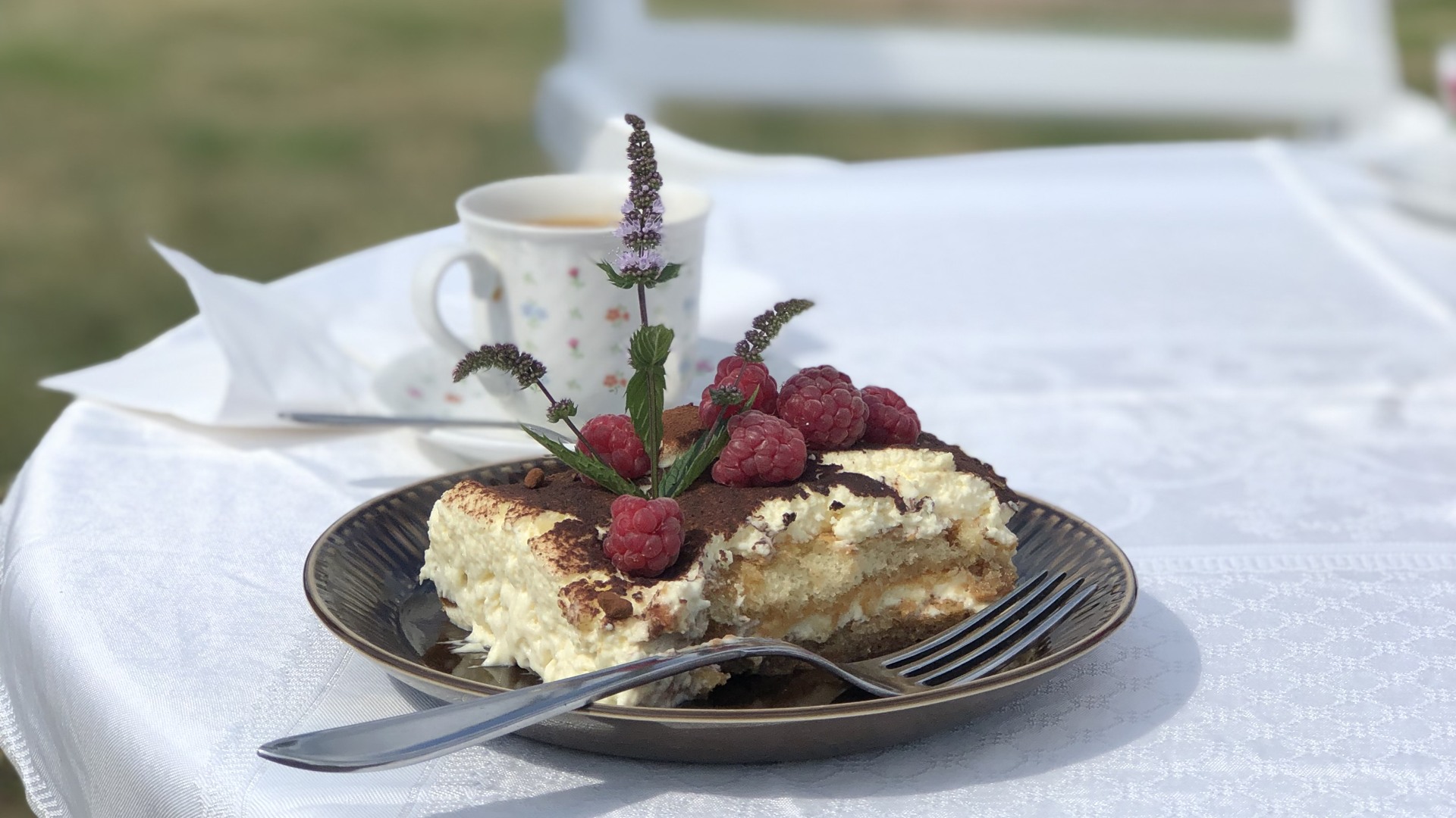 Bild på Tiramisu fika på en vit duk i Mellingerum