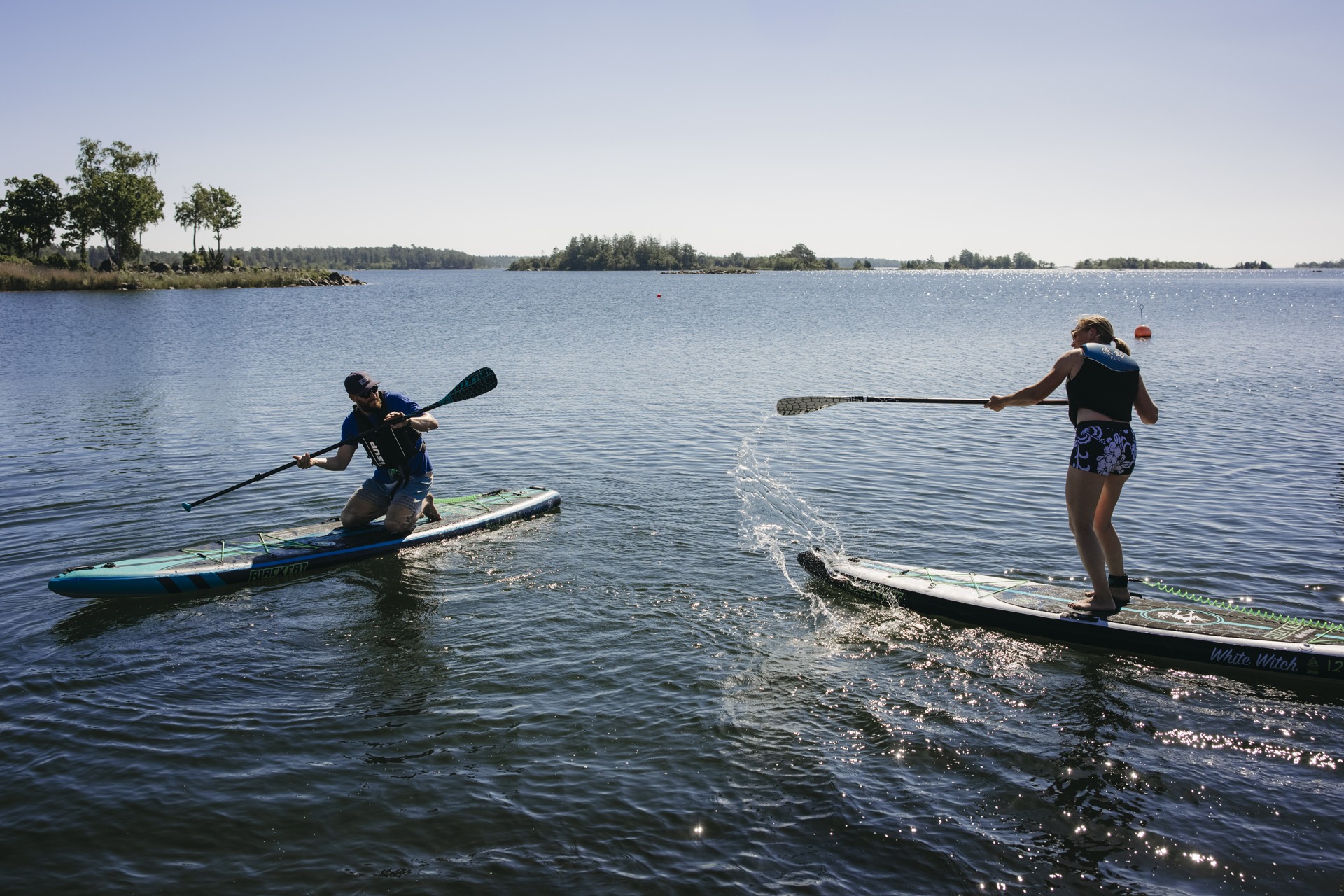Två personer på varsin paddleboard på havet i Oskarshamn.
