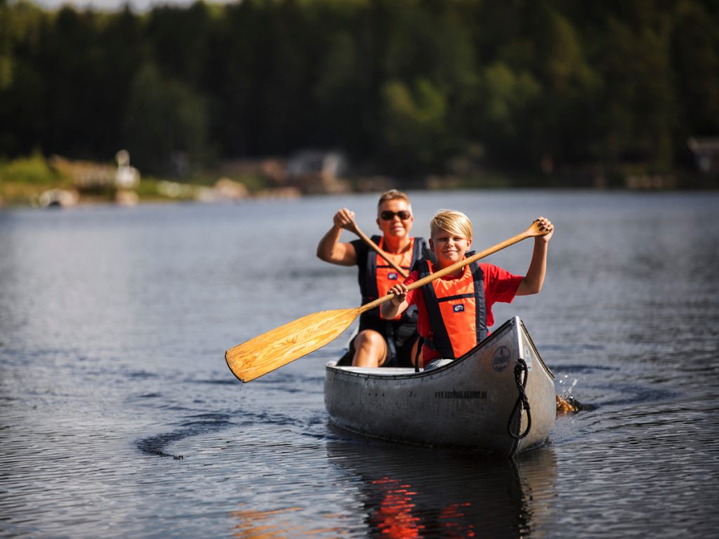 Två personer som paddlar kanot i sjön Hummeln i Oskarshamn.
