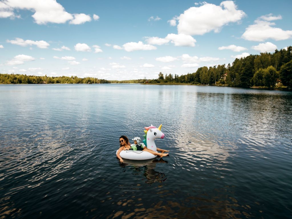 Person som badar i badring i en sjö i Oskarshamn.