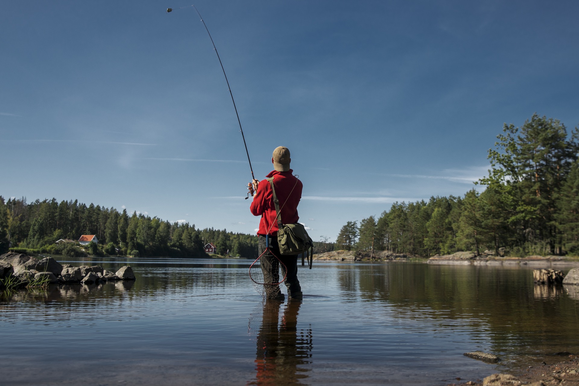Person som fiskar i sjön Eckern i Oskarshamn.