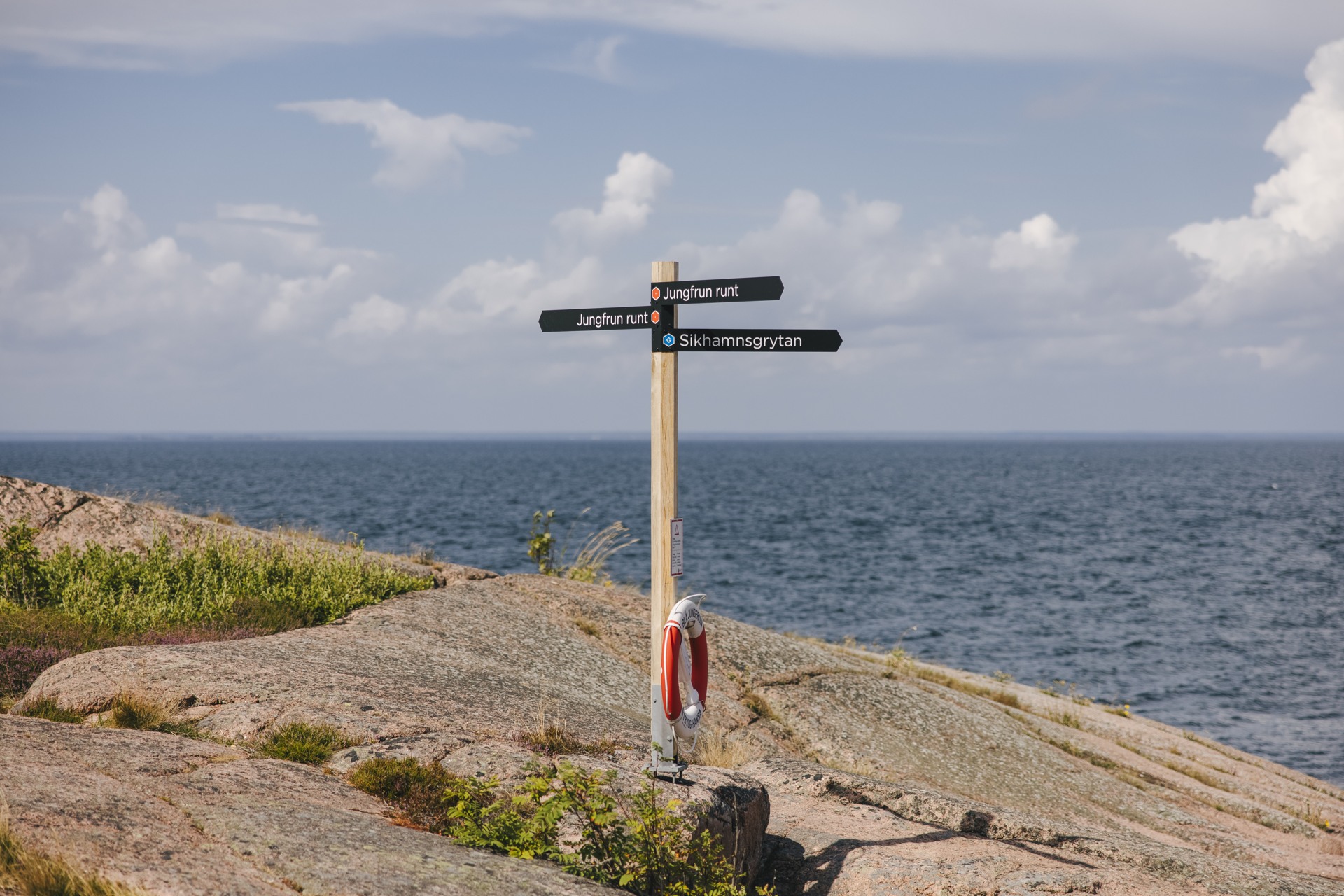 Bild på skyltar på ön Blå jungfrun utanför Oskarshamn.