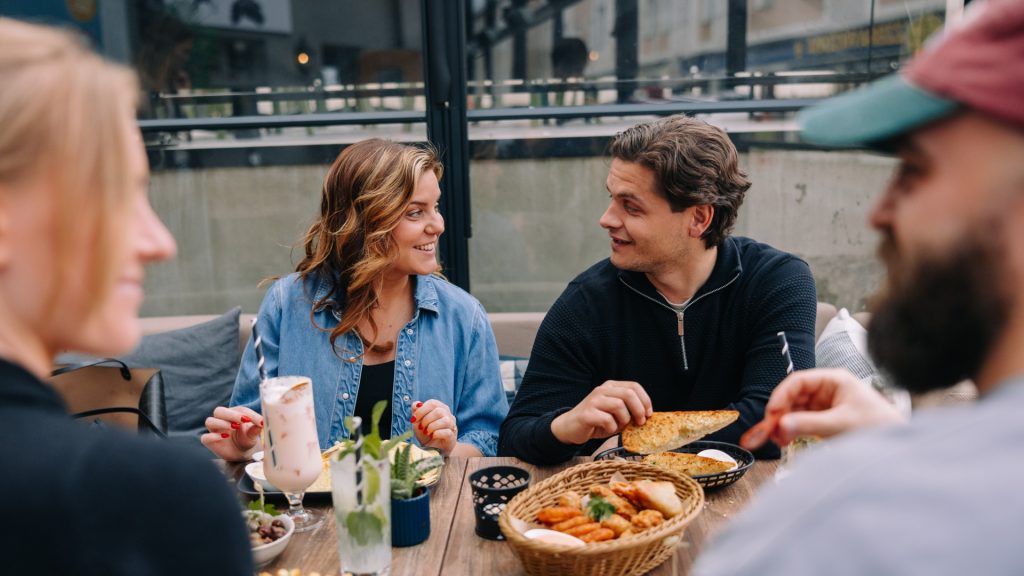 Personer som äter på restaurang Pub Kråkan. Ett gott liv.