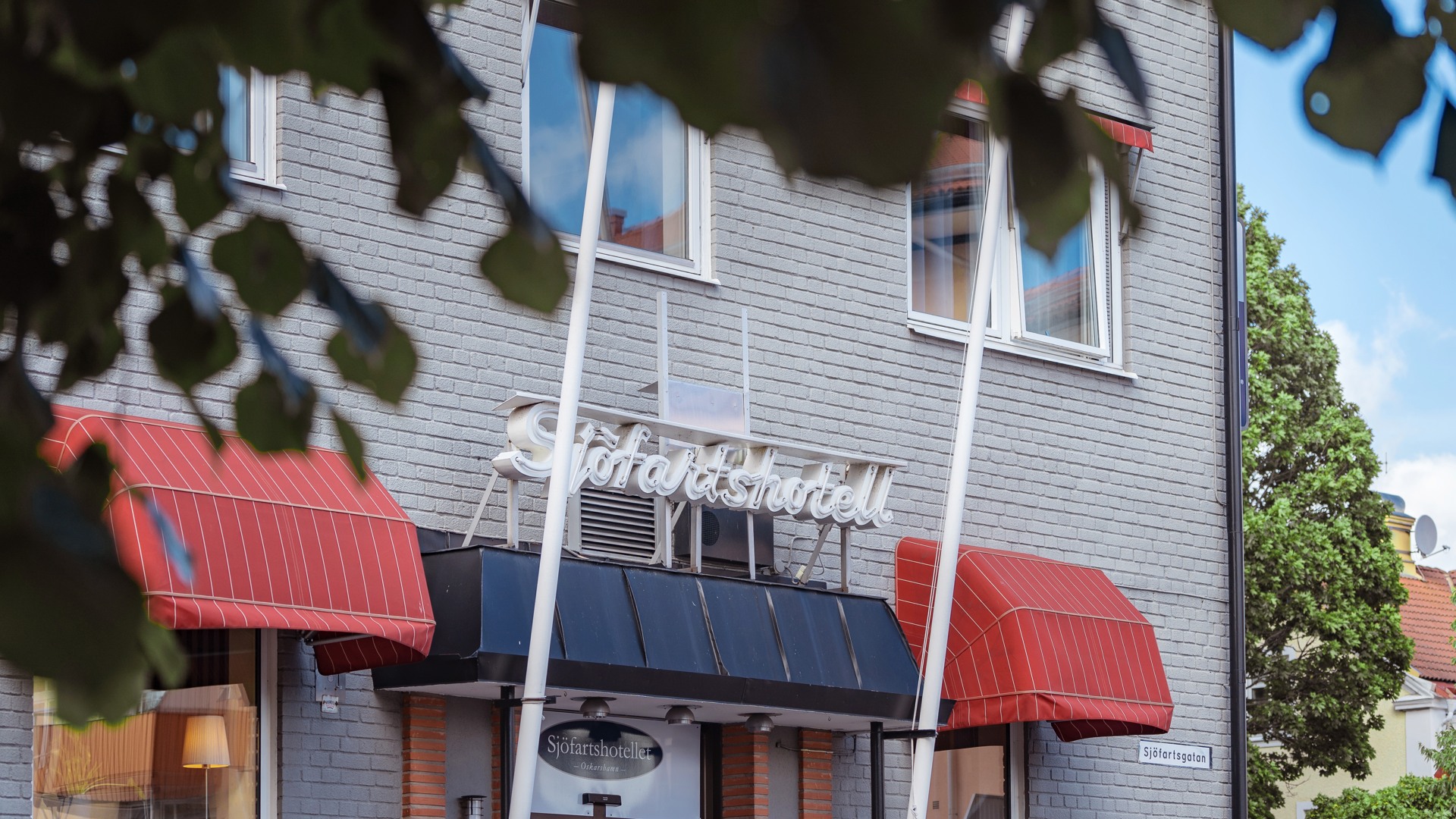 Bild på framsidan av fasaden till hotellet Sjöfartshotellet i Oskarshamn