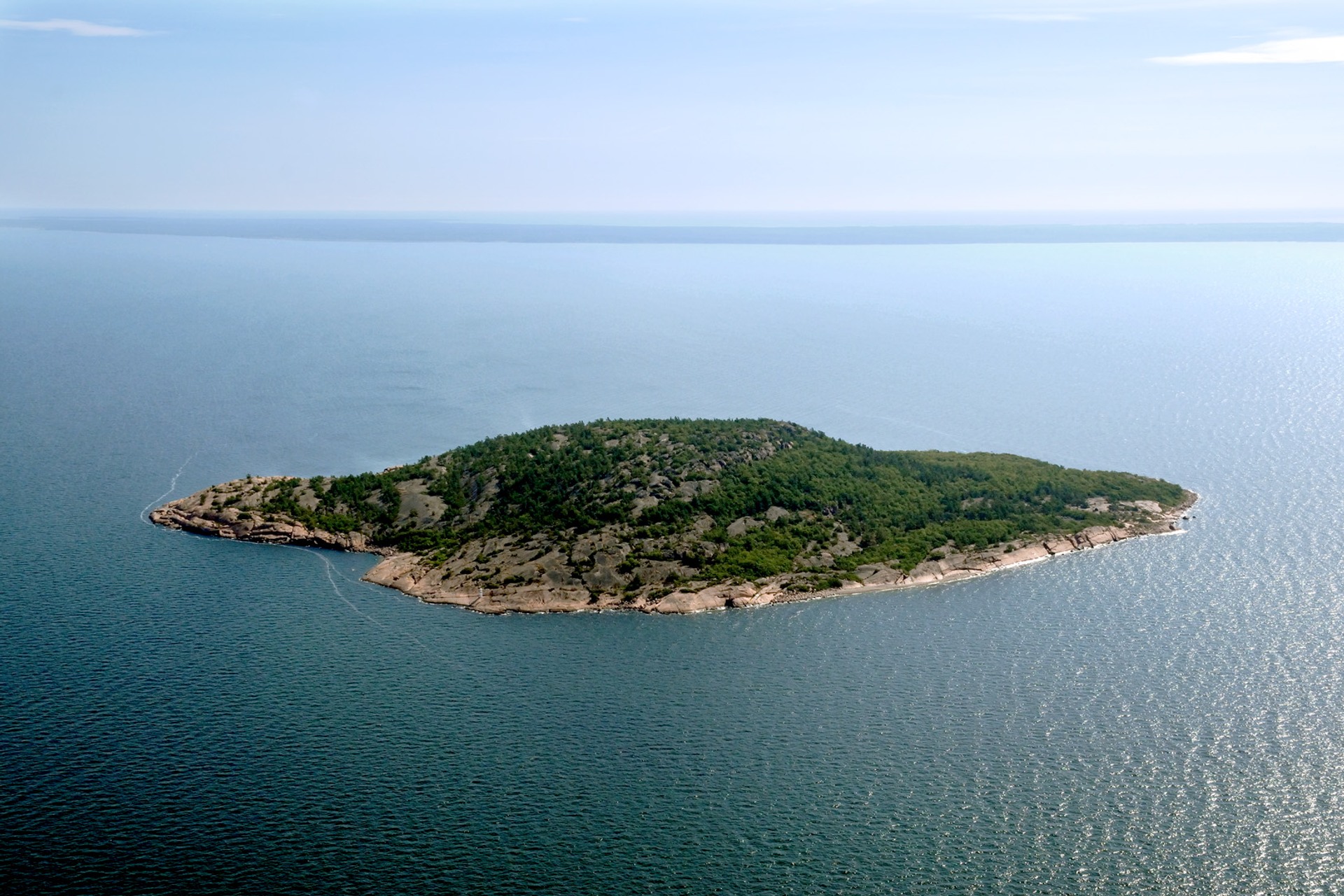Flygbild över nationalparken och ön Blå jungfrun med havet runt omkring.