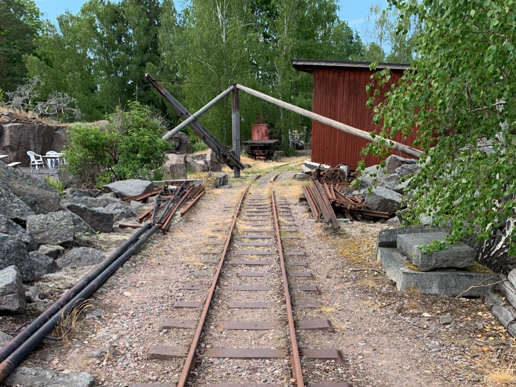 Bild på en gammal tågräls på Stenhuggarmuséet i Oskarshamn.