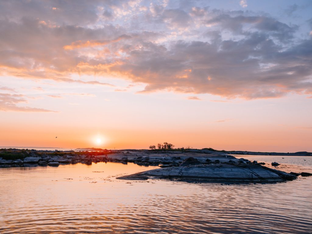 Bild på soluppgången vid klipporna vid Ernemar, Oskarshamn.