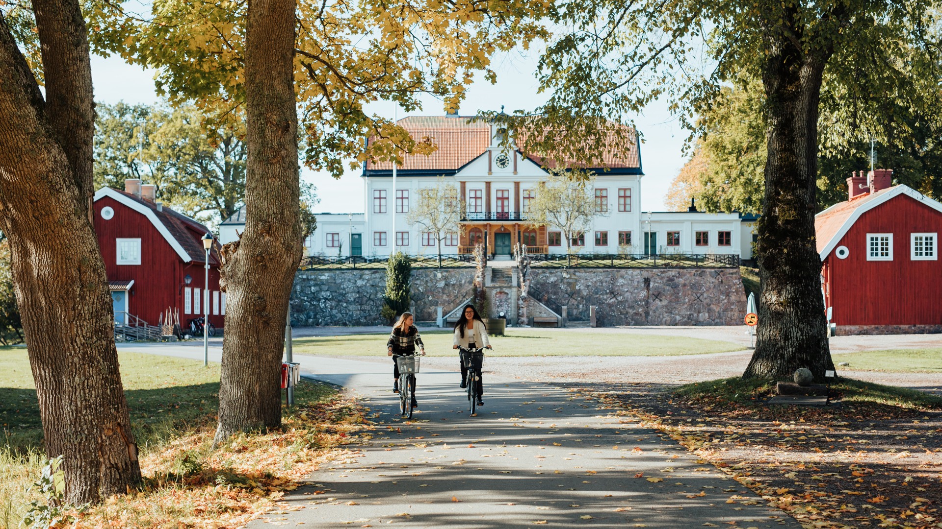Ungdomar som cyklar på Fredriksbergs Herrgård