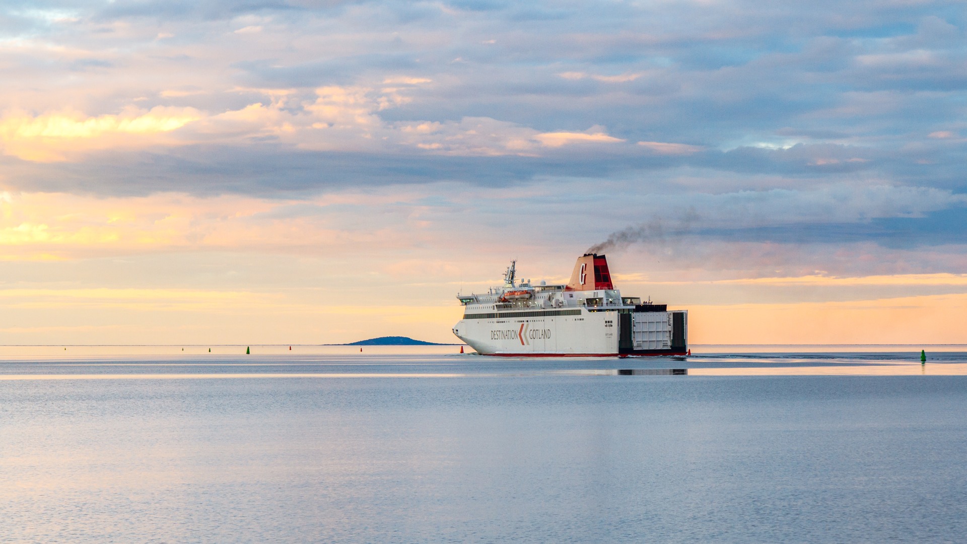 Färjan Destination Gotland på havet i Oskarshamn