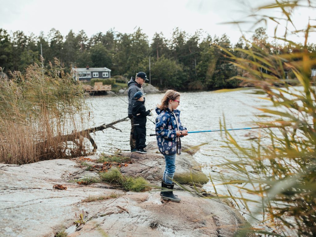 Personer som fiskar i Oskarshamn med spö.