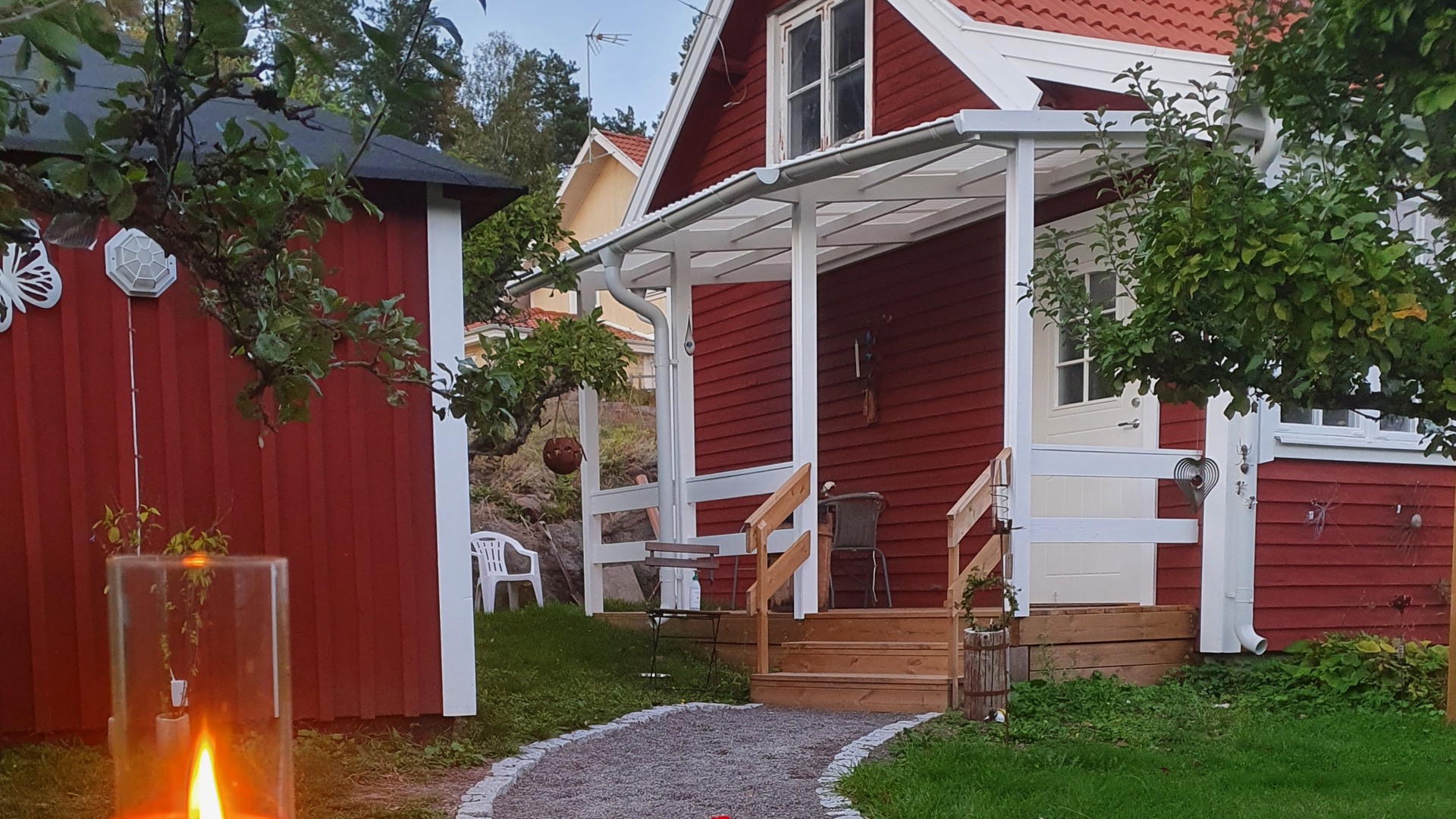 Utanför gårdsbutiken Röda Stugan i Oskarshamn.