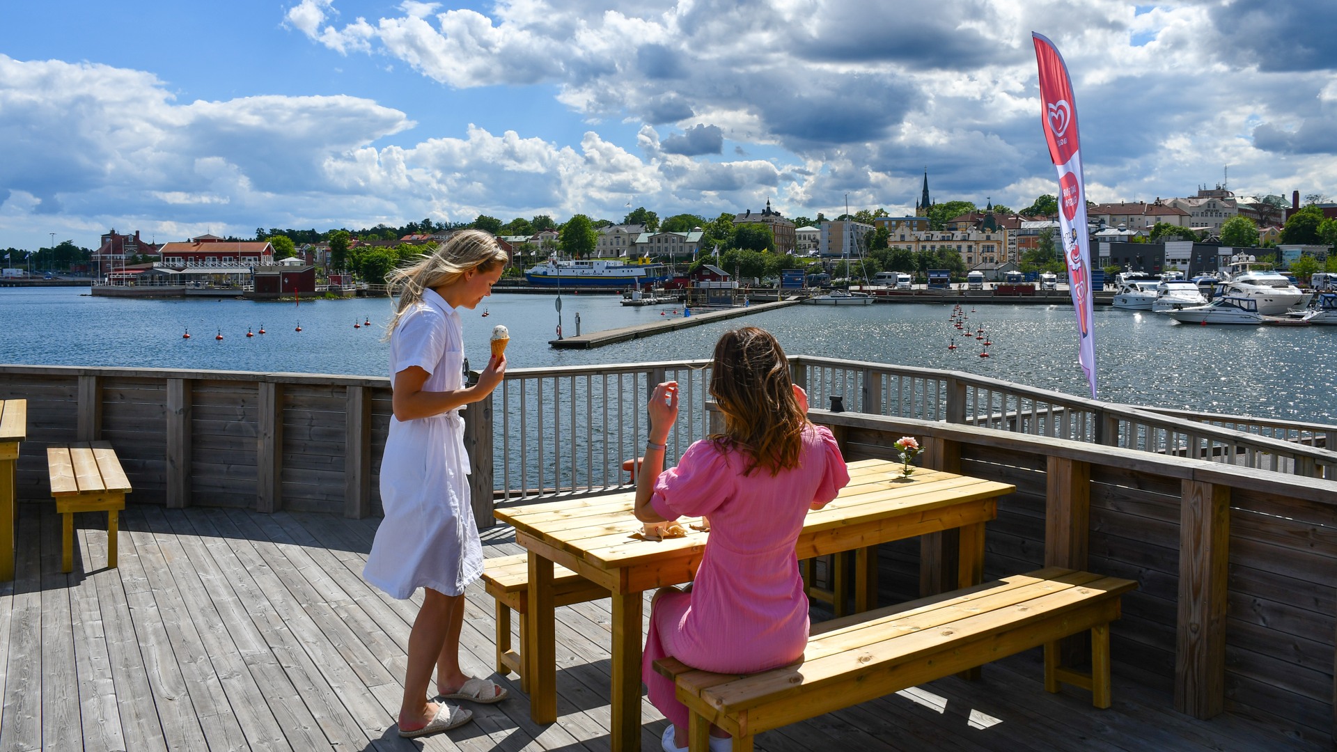 Två personer som äter glass utomhus vid hamnen i Oskarshamn