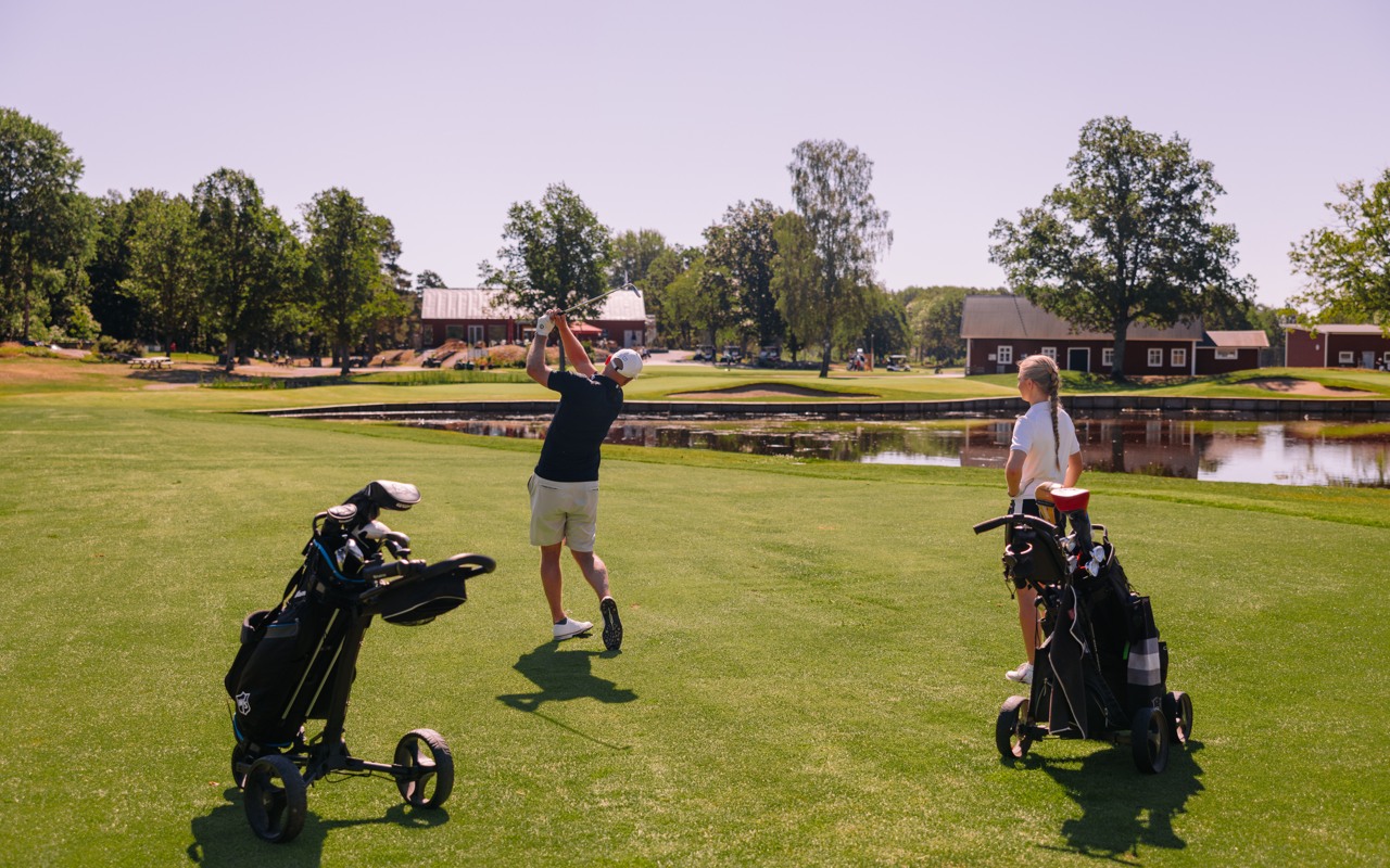 Personer som spelar golf på Oskarshamns golfklubb.