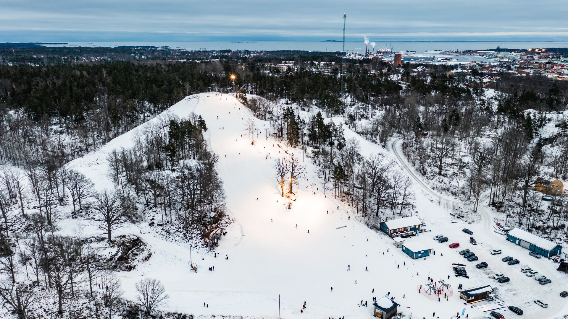 Drönarbild på Hjortberget täckt med snö i Oskarshamn
