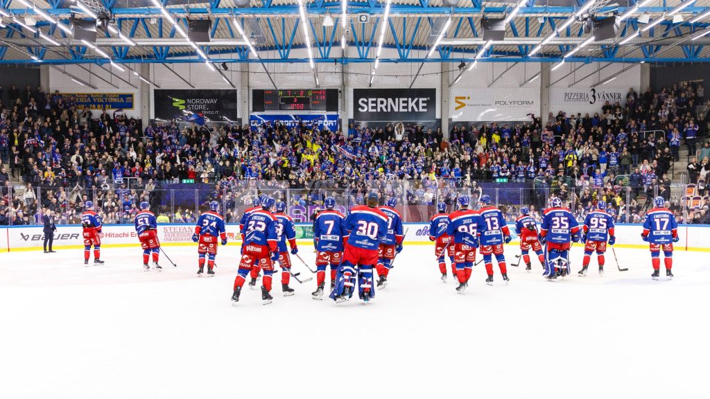Bild på hockeylaget IK Oskarshamn på isen i ett fullsatt Be-Ge Hockey Center.