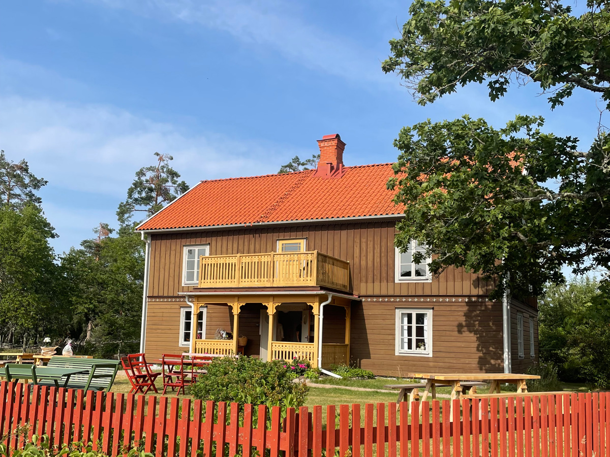 Bild på huset som Tilias kafé finns i, i Stensjö by.