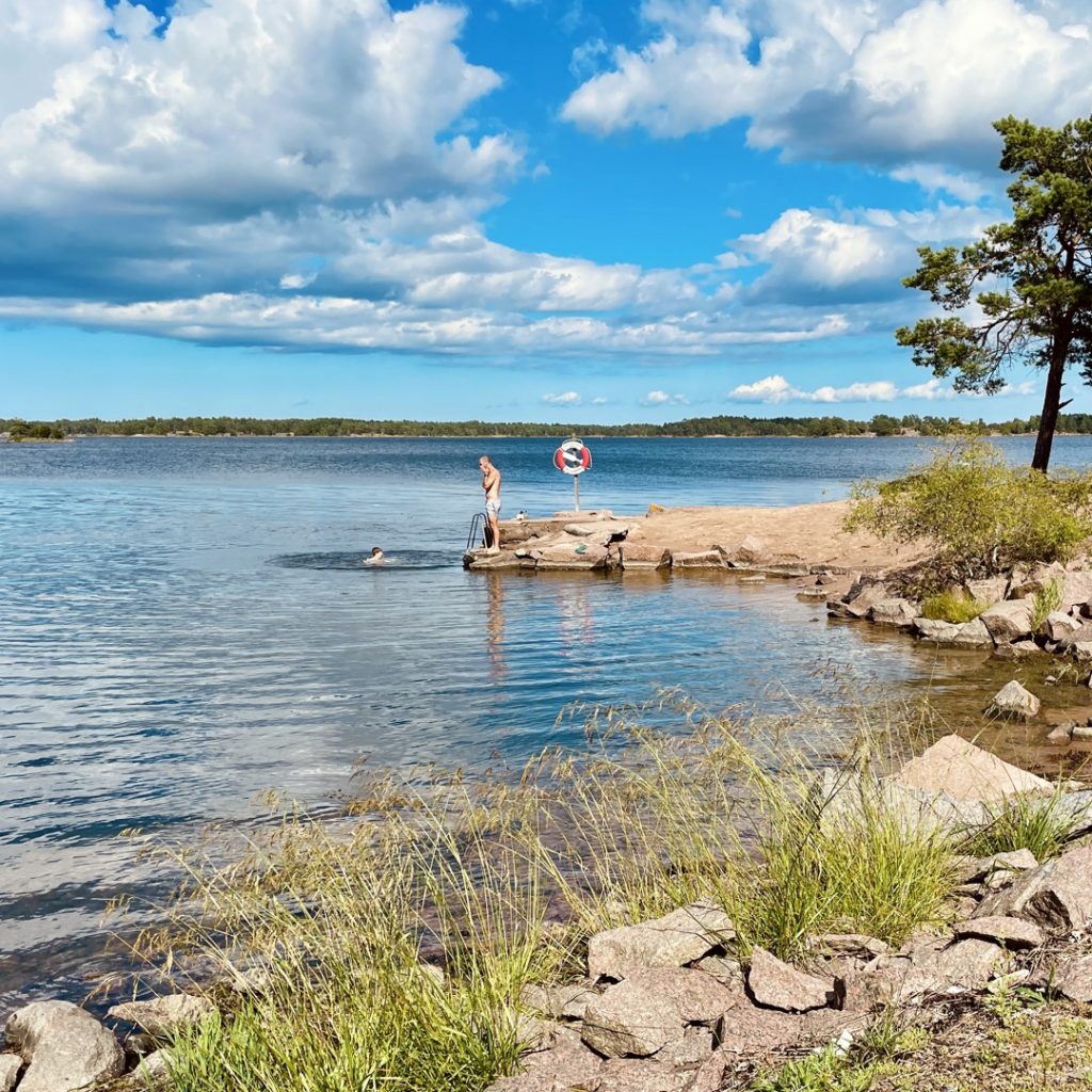 Personer som badar i Vånevik, Oskarshamn.
