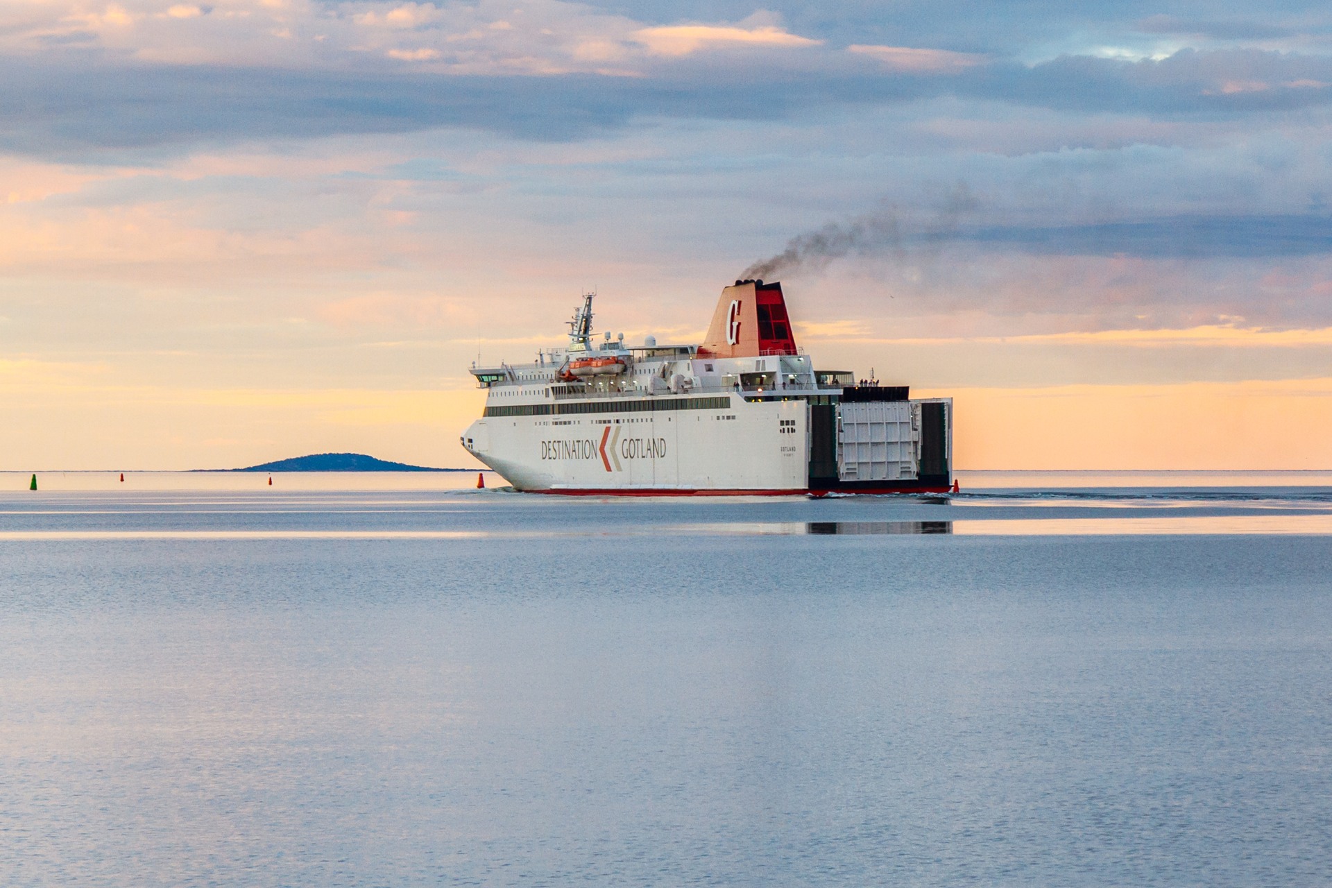 Färjan Destination Gotland på havet i Oskarshamn