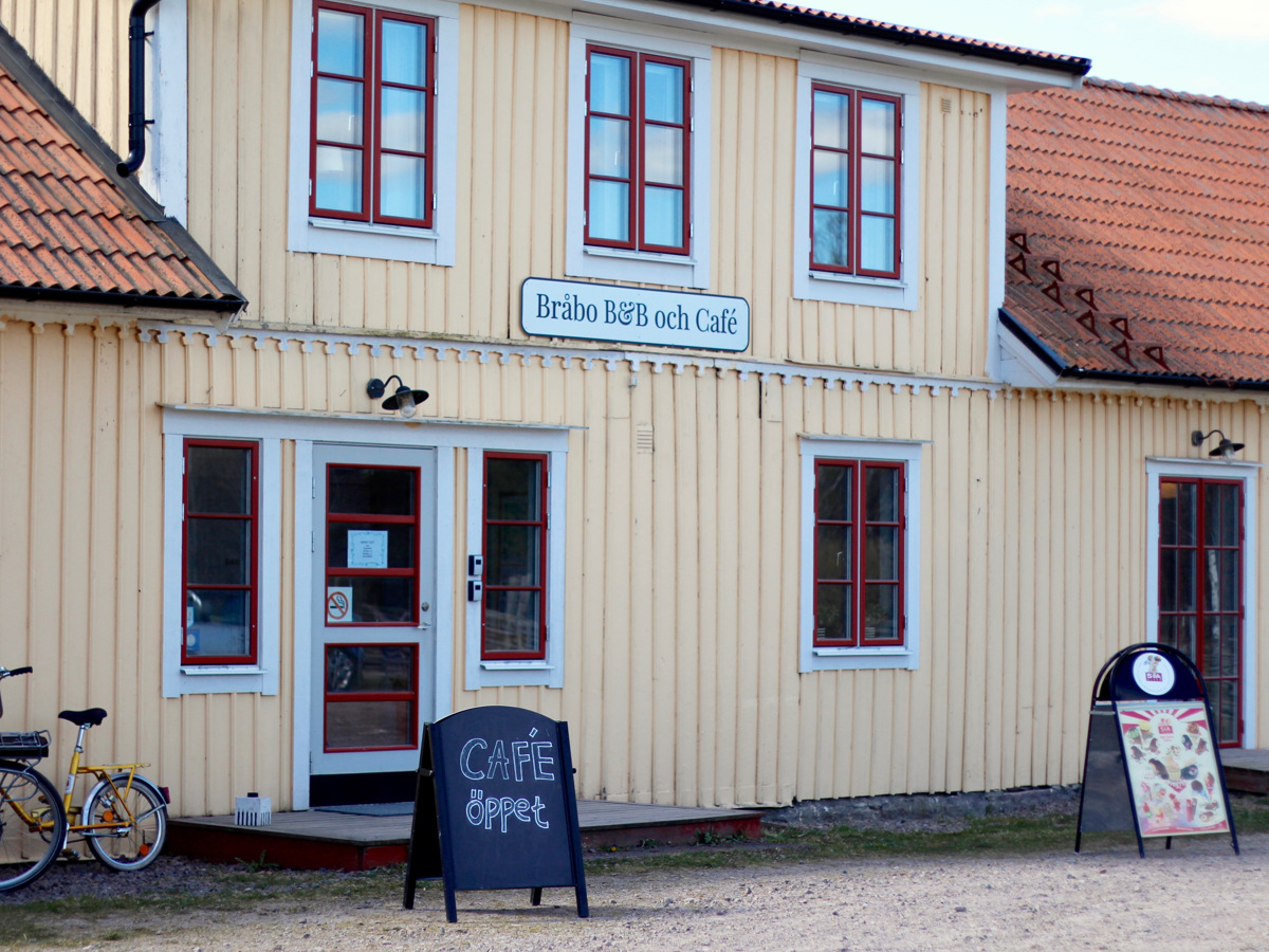 Bild på utsidan av byggnaden Bråbo B&B och Café.