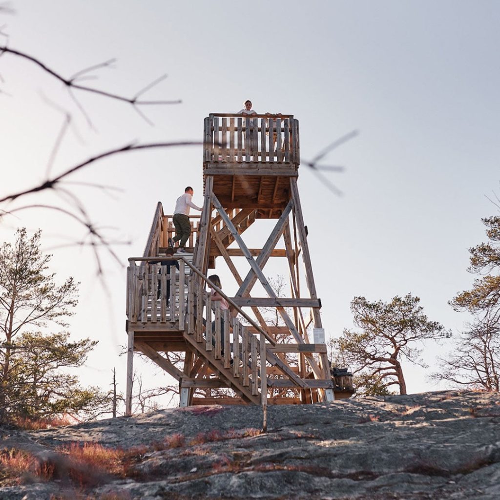 Ett utkikstorn i trä på en stenhäll i Mönsterås kommun.