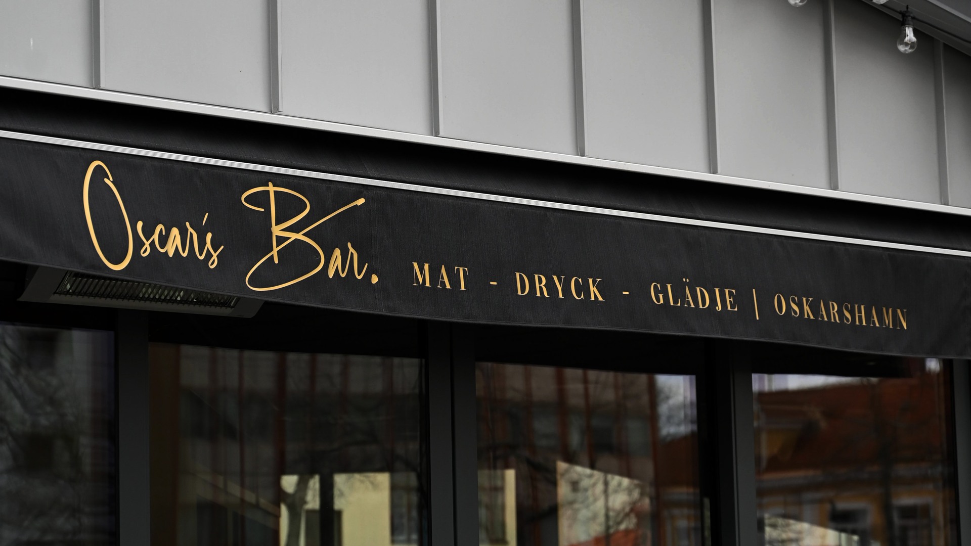 Bild på markis med text på Oscars bar.