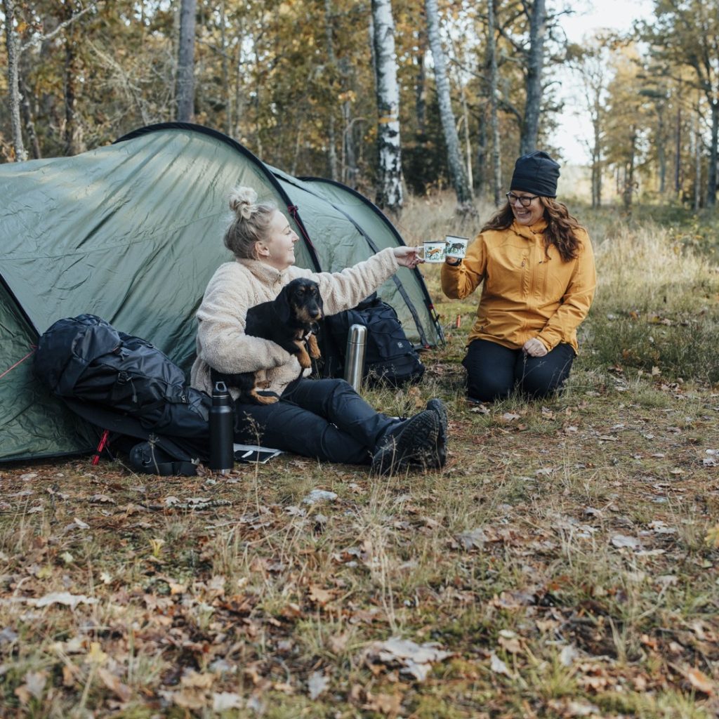 Två personer som campar med tält i Oskarshamn