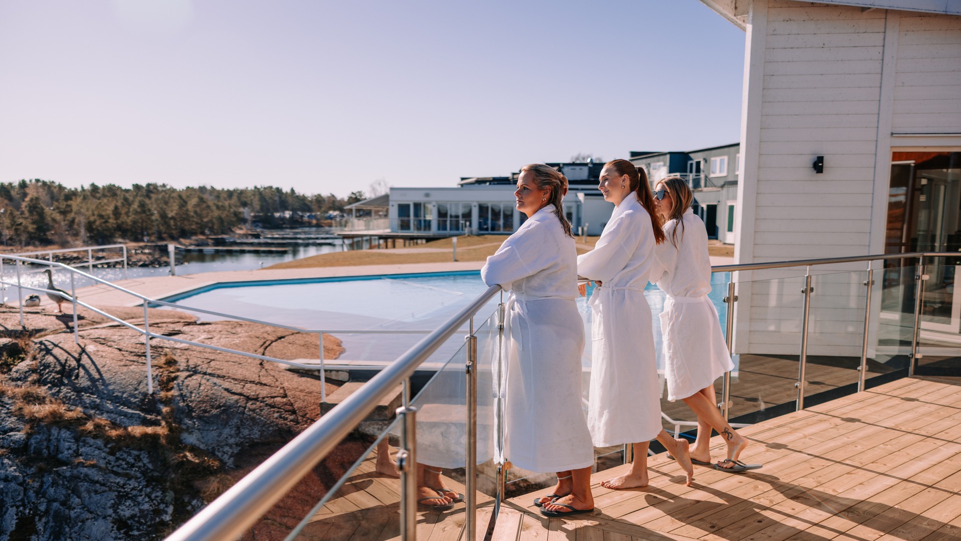 Personer som står utanför relaxavdelningen på hotel Corallen i Oskarshamn.