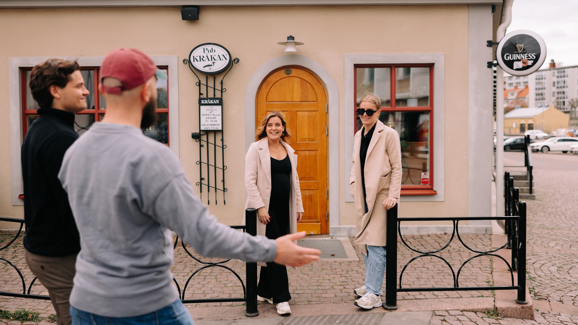 Personer utanför ingången till Pub Kråkan Oskarshamn