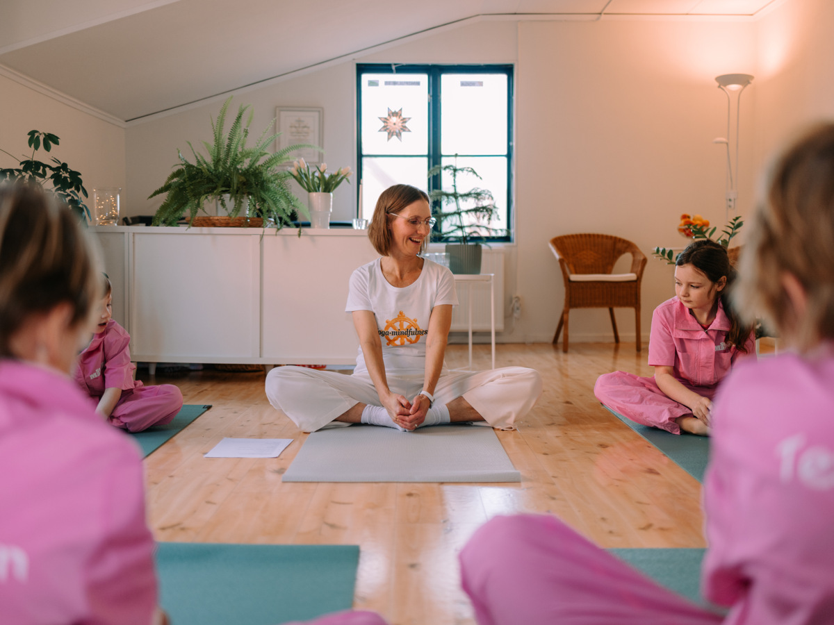 Hälsa och liv yoga. Personer som utför yoga.