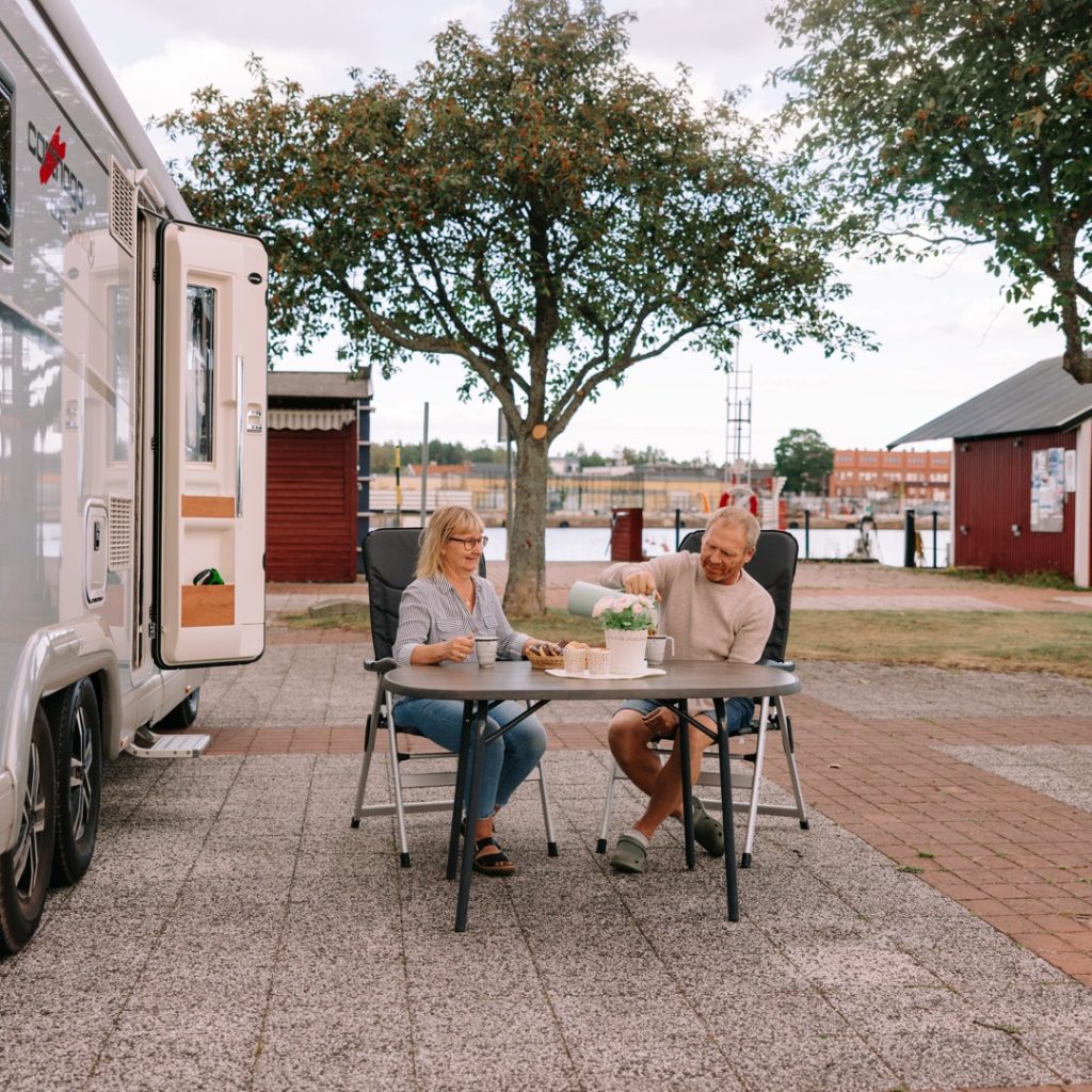 Personer som campar med husbil på Brädholmen ställplats i Oskarshamn.