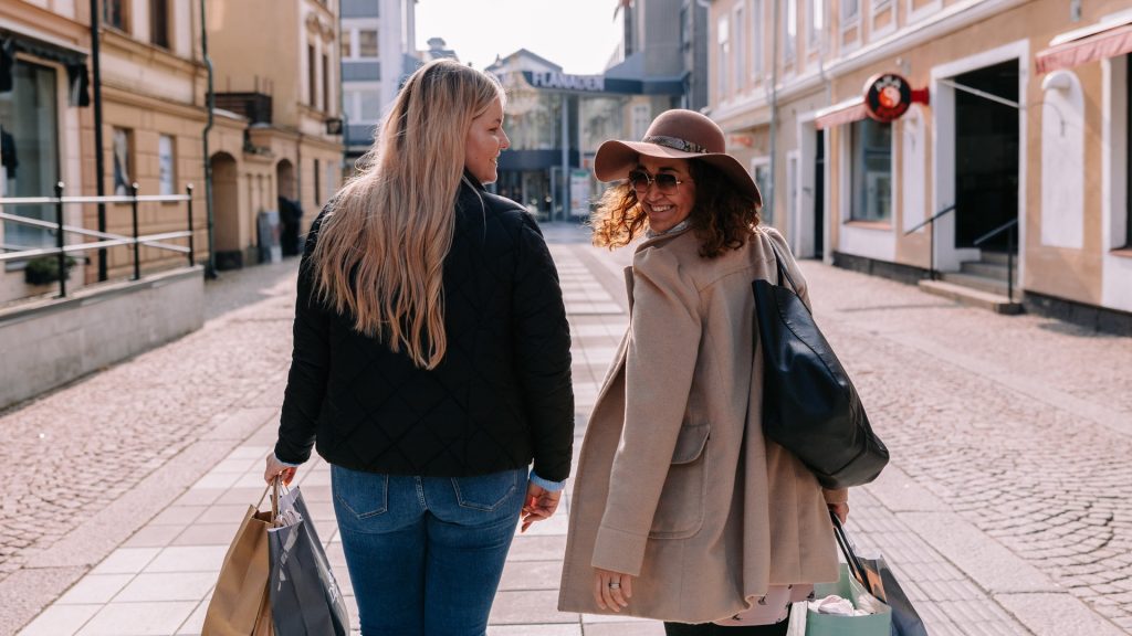 Två personer som shoppar i Oskarshamns stadskärna.