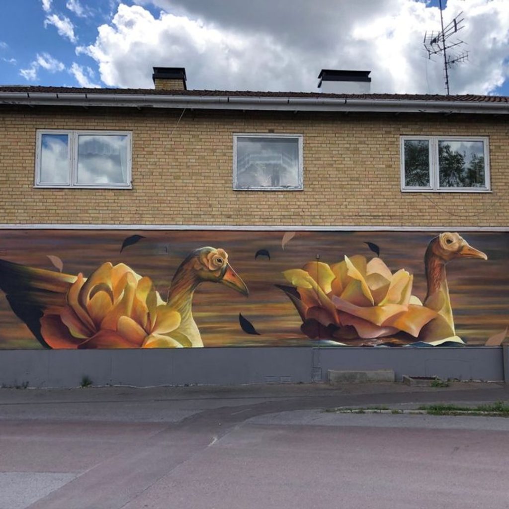 Väggmålning i Figeholm, Oskarshamn, föreställande ett par blommande gäss.