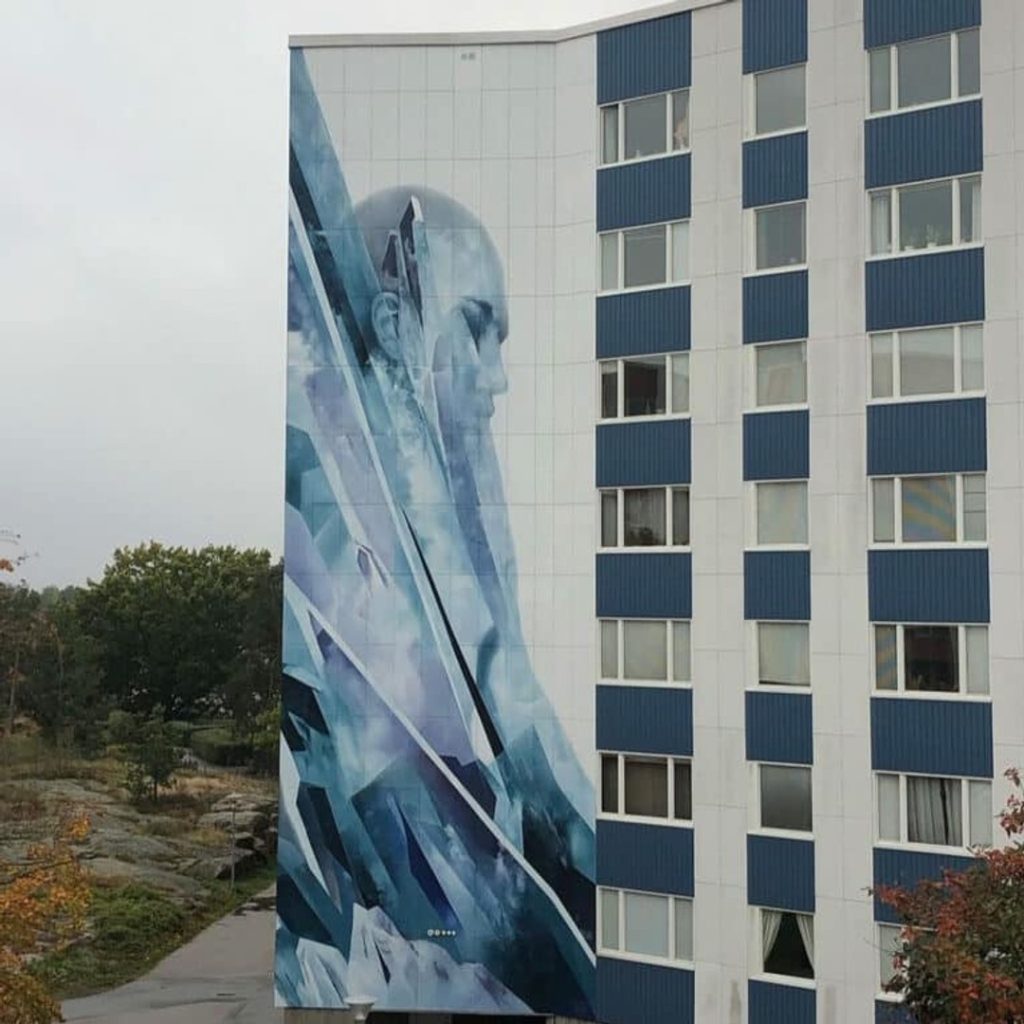 Väggmålning på höghus i Kristineberg i Oskarshamn, föreställande en blå kristalltäckt individ.