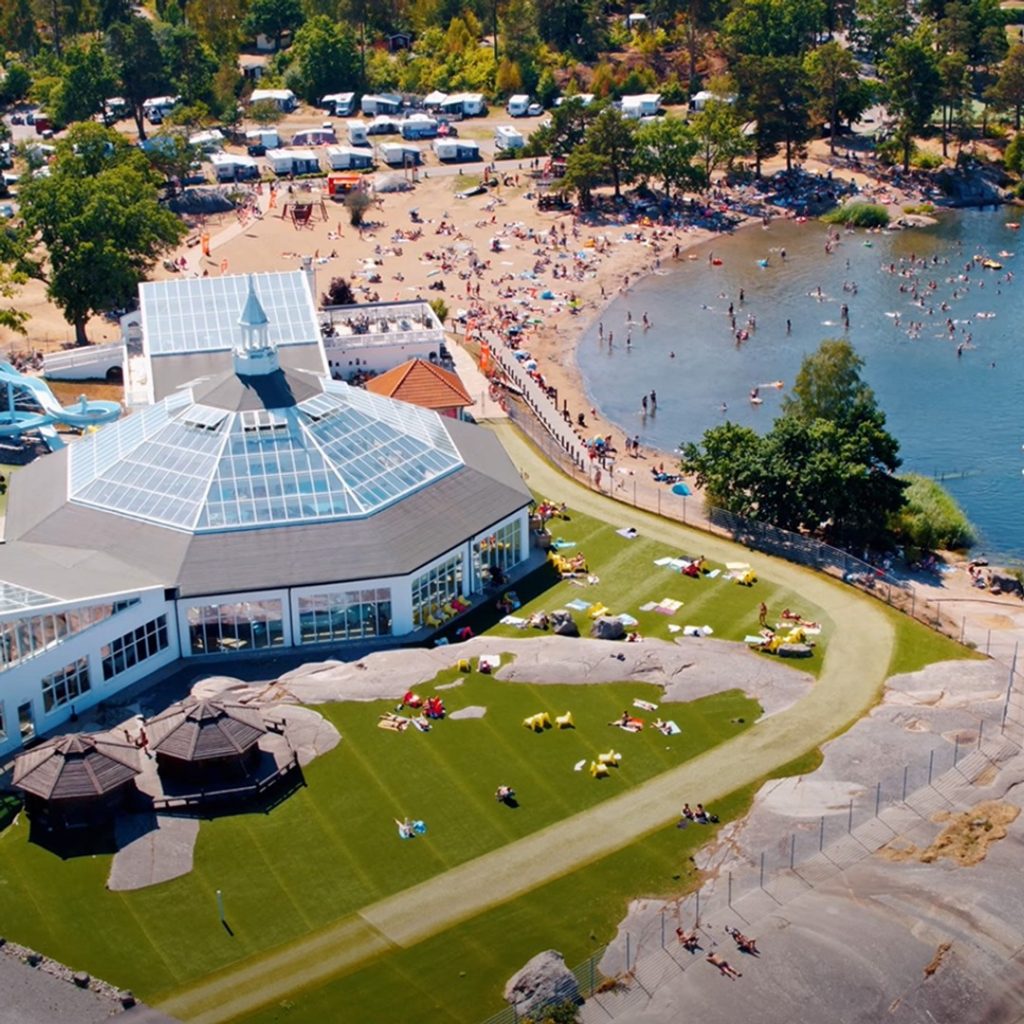 Strandnära badhusanläggning i Västervik.