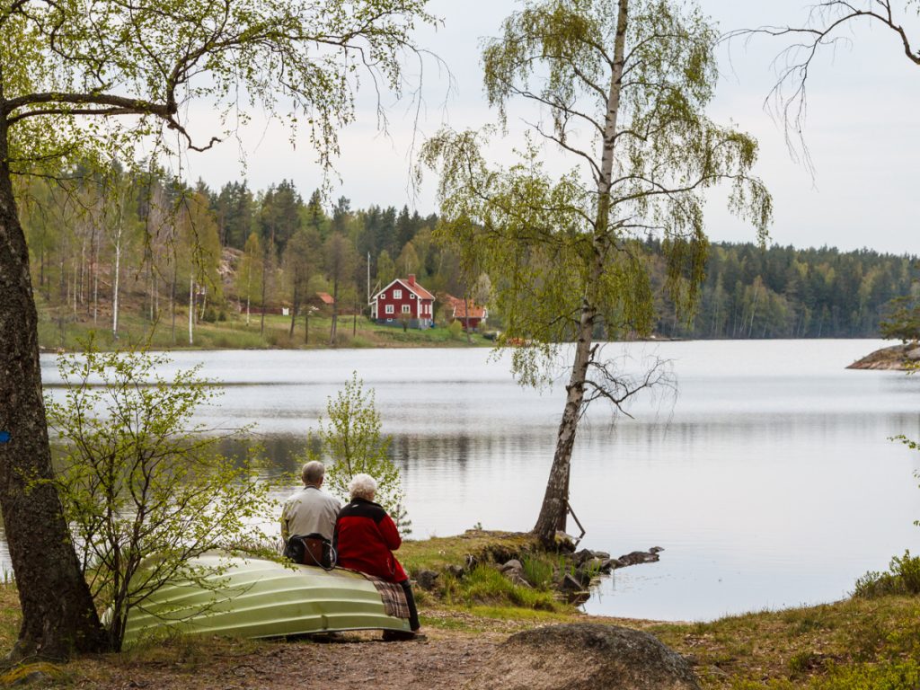 Eckern i Oskarshamn med bostadshus som skymtar över vattnet