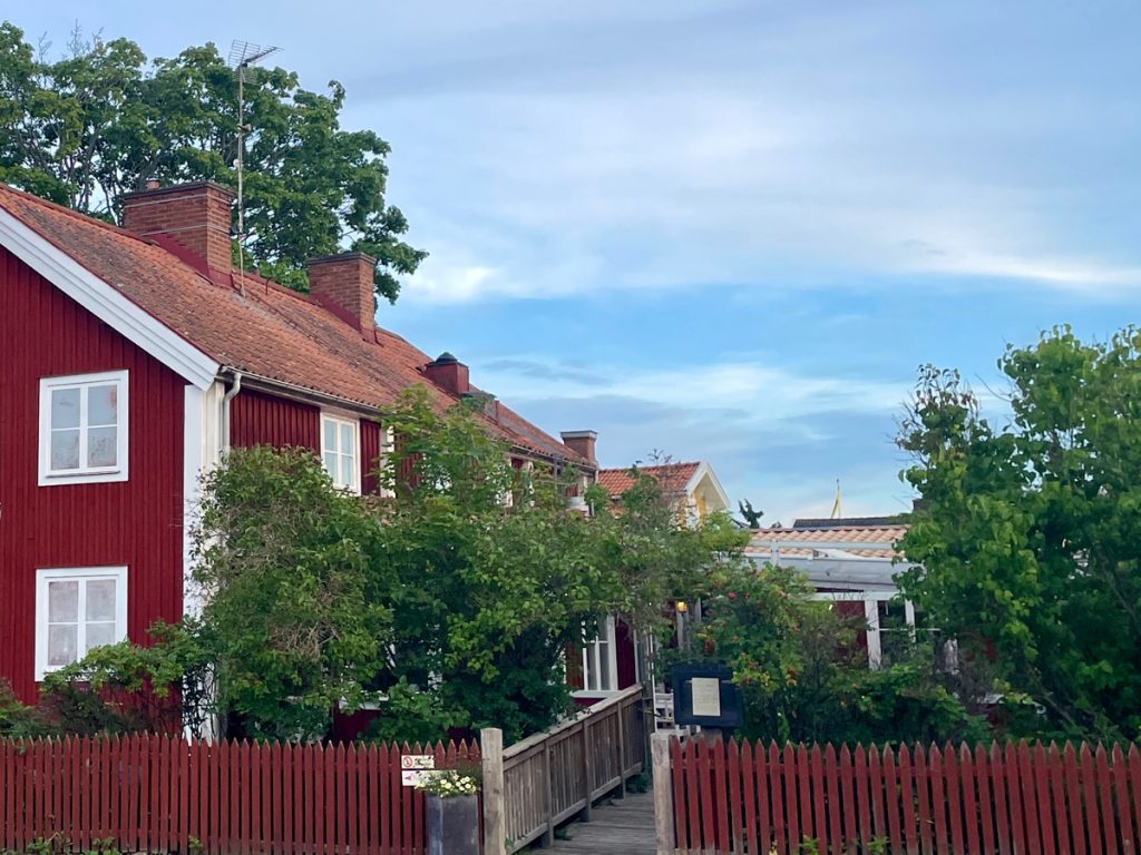 Närbild på Gästgifveri i Påskallavik och andra hus som skymtar i bakgrunden.