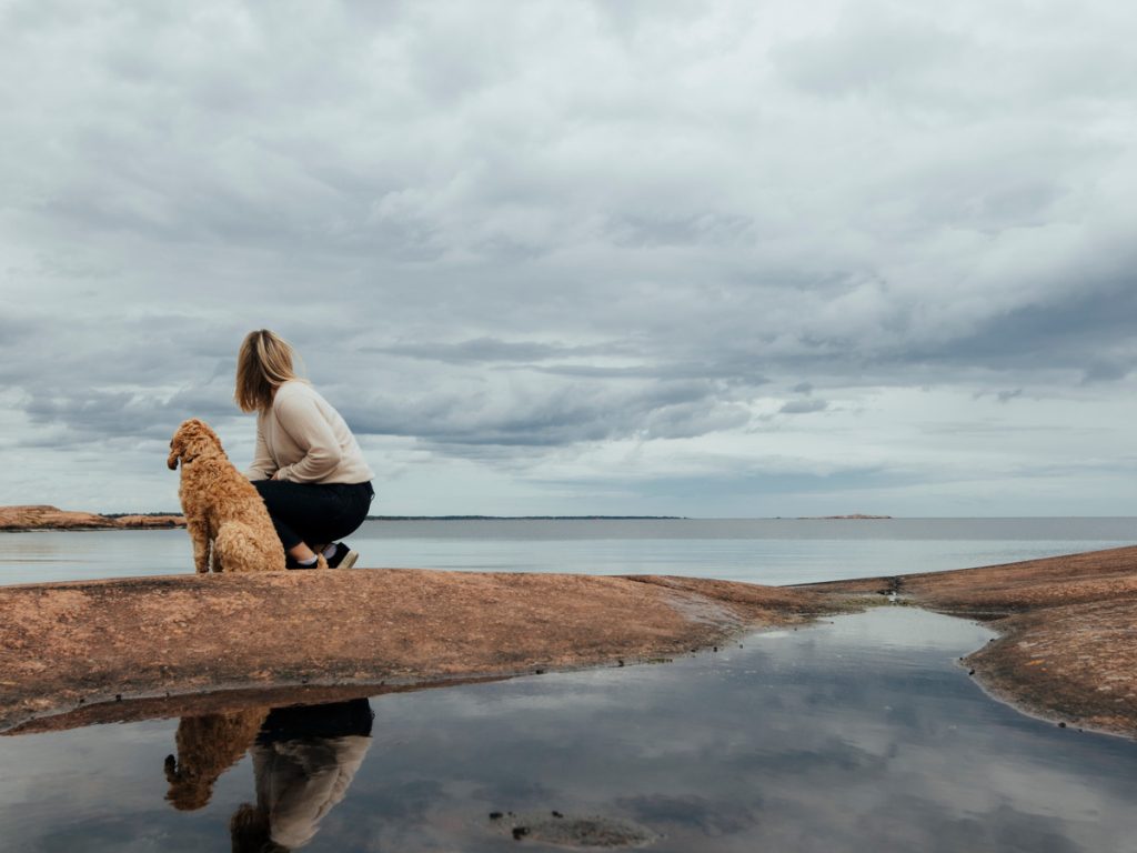 Person med hund i Oskarshamn