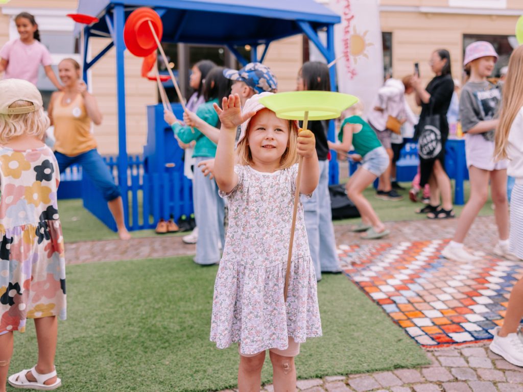 Barn som leker på Sommartorget i Oskarshamn