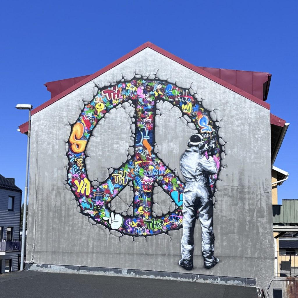 Väggmålning på ett Peacemärke i Okarshamn