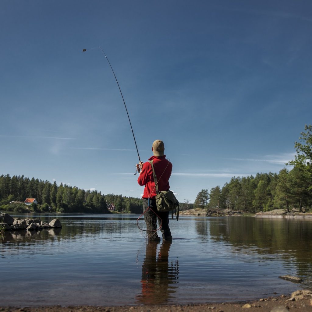 Person som fiskar i en sjö.