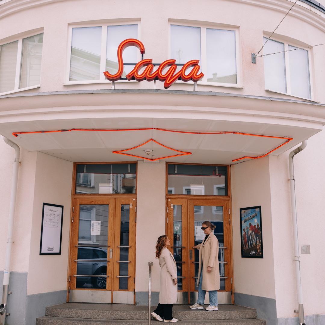 Personer som står utanför Sagabiografen i Oskarshamn.