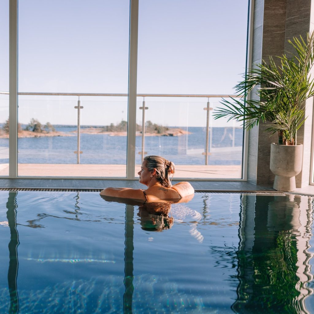 Person i varmbadsbassäng på Hotell Corallen Oskarshamn