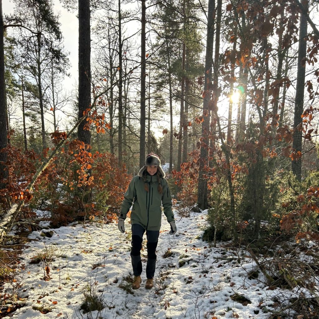 Person som vandrar på Ostkustleden på vintern.