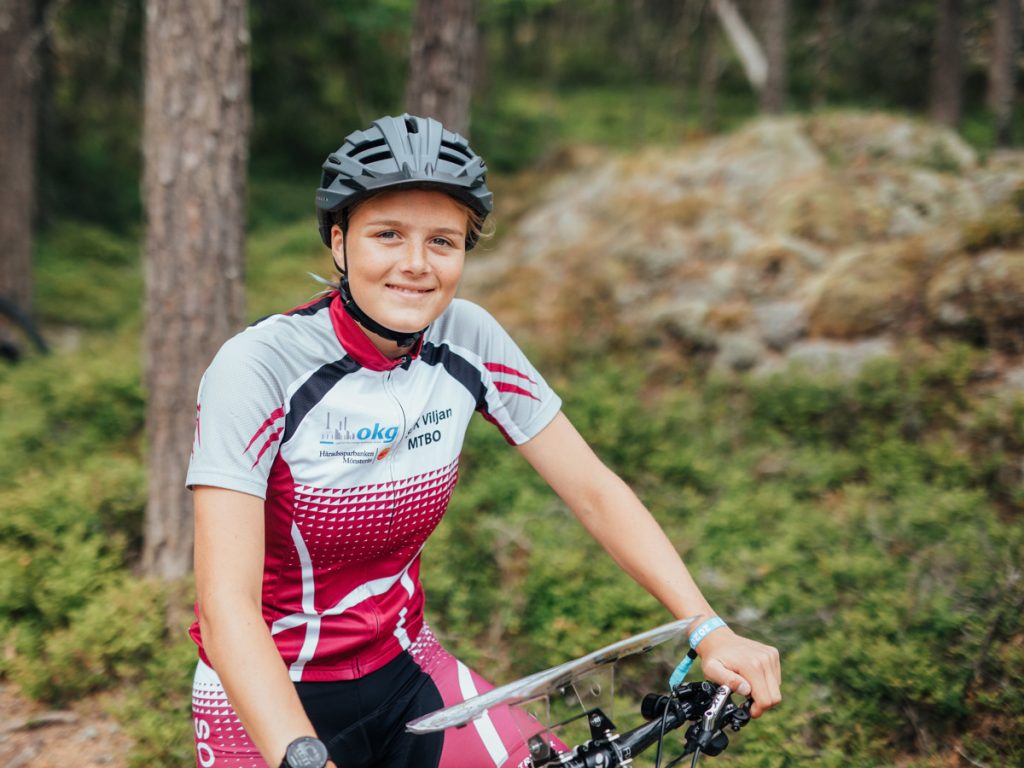 Person med hjälm som sitter på en cykel.