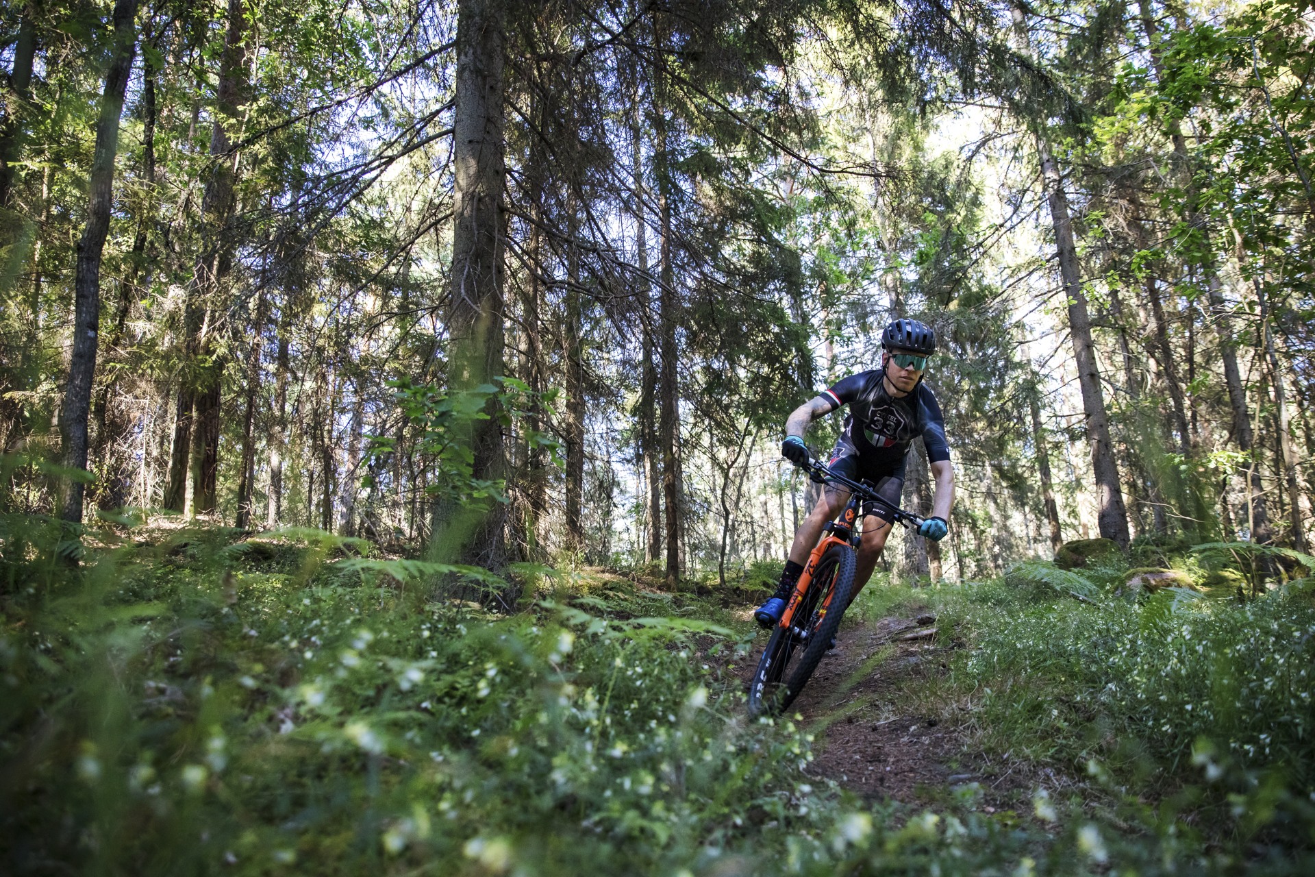 Person som cyklar mountain bike i Oskarshamn