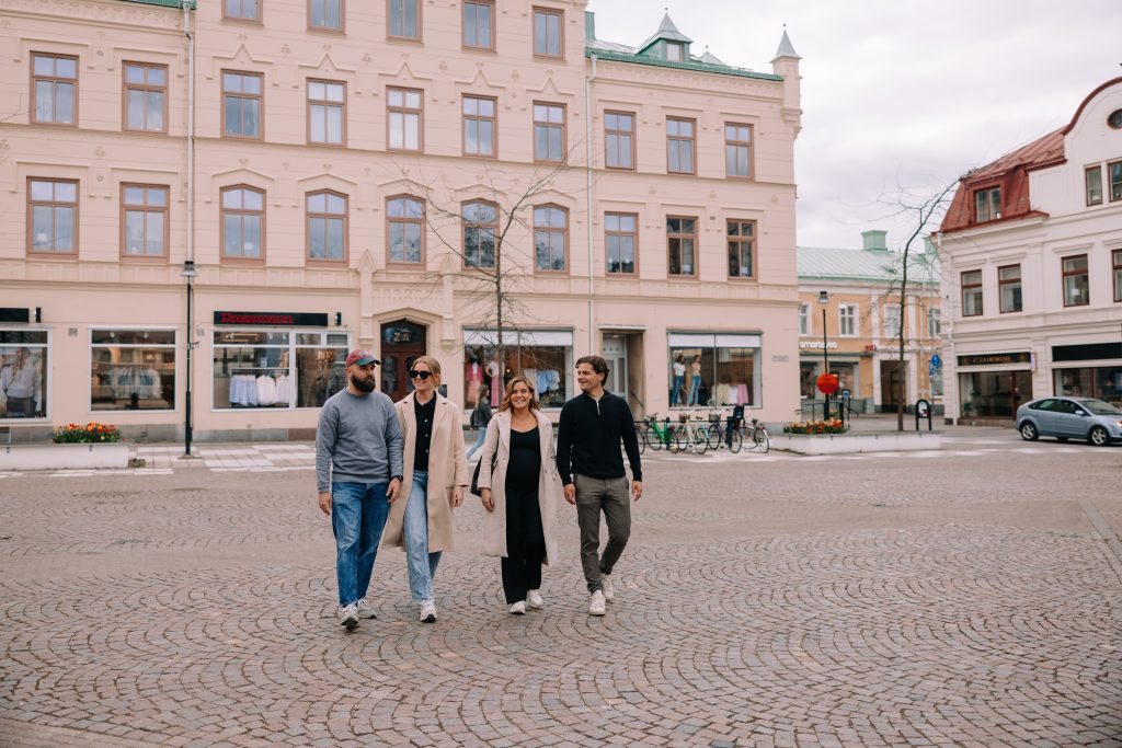 Fyra kompisar strosar längs med Lilla torget.